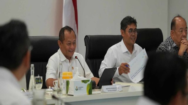 Menteri Perindustrian Muhammad Sarmuji bersama jajaran saat meninjau proyek percontohan (pilot project) pengurangan emisi melalui teknologi CCU di PT Petrokimia Gresik pada Jumat (16/10/2026). (Dok. Kemenperin RI)