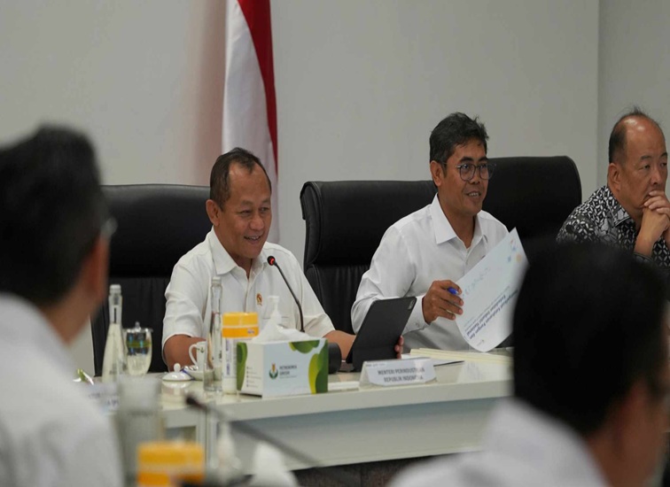 Menteri Perindustrian Muhammad Sarmuji bersama jajaran saat meninjau proyek percontohan (pilot project) pengurangan emisi melalui teknologi CCU di PT Petrokimia Gresik pada Jumat (16/10/2026). (Dok. Kemenperin RI)