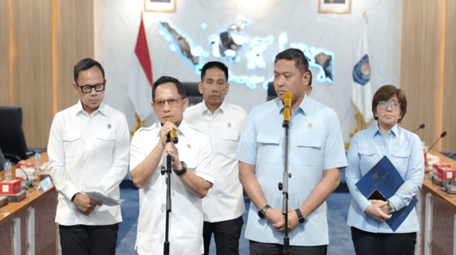 Menteri Dalam Negeri (Mendagri) Muhammad Tito Karnavian usai memimpin acara Kick-Off Sosialisasi Surat Edaran Mendagri tentang Pelaksanaan Inspeksi dan Penilaian Kesesuaian Satuan Pelayanan Pemenuhan Gizi (SPPG) di Daerah yang berlangsung secara hybrid dari Ruang Sidang Utama (RSU) Kantor Pusat Kemendagri, Jakarta, Rabu (28/10/2026). (Dok. Kemendagri RI)