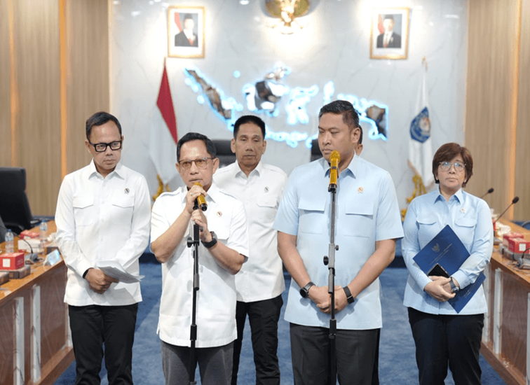 Menteri Dalam Negeri (Mendagri) Muhammad Tito Karnavian usai memimpin acara Kick-Off Sosialisasi Surat Edaran Mendagri tentang Pelaksanaan Inspeksi dan Penilaian Kesesuaian Satuan Pelayanan Pemenuhan Gizi (SPPG) di Daerah yang berlangsung secara hybrid dari Ruang Sidang Utama (RSU) Kantor Pusat Kemendagri, Jakarta, Rabu (28/10/2026). (Dok. Kemendagri RI)