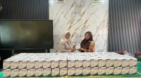 Penyerahan bantuan masker untuk melindungi siswa akibat dampak kabut asap. (dok. SDN 07 Tenggarong)