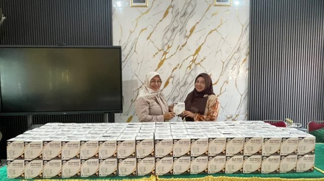 Penyerahan bantuan masker untuk melindungi siswa akibat dampak kabut asap. (dok. SDN 07 Tenggarong)