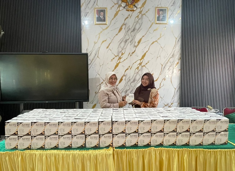 Penyerahan bantuan masker untuk melindungi siswa akibat dampak kabut asap. (dok. SDN 07 Tenggarong)