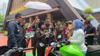 Serah Terima Barang Bukti: Kajati Kaltim, Chatarina Muliana didampingi Wali Kota Samarinda, Andi Harun menyerahkan kembali barang bukti berupa sepeda motor Kawasaki Ninja warna hijau kepada warga korban curanmor di halaman Kejari Samarinda, Selasa (20/10/2026). (Devi/Lingkarkaltim)