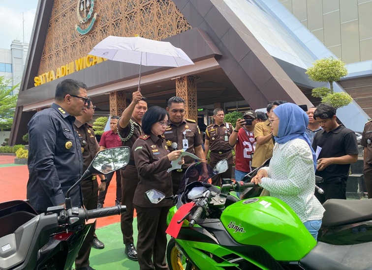 Serah Terima Barang Bukti: Kajati Kaltim, Chatarina Muliana didampingi Wali Kota Samarinda, Andi Harun menyerahkan kembali barang bukti berupa sepeda motor Kawasaki Ninja warna hijau kepada warga korban curanmor di halaman Kejari Samarinda, Selasa (20/10/2026). (Devi/Lingkarkaltim)
