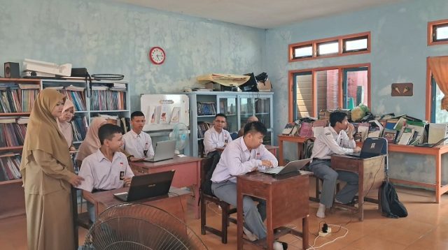 Suasana Pelaksanaan TKA di SMPLB Bina Mandiri Tenggarong. (Far/Lingkarkaltim.com)