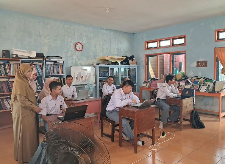 Suasana Pelaksanaan TKA di SMPLB Bina Mandiri Tenggarong. (Far/Lingkarkaltim.com)