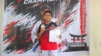 Seorang siswa SDN 007 Tenggarong menunjukan prestasi di Kejurprov Karate Bushido Championship.(Far/Lingkarkaltim)