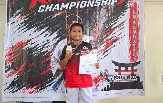 Seorang siswa SDN 007 Tenggarong menunjukan prestasi di Kejurprov Karate Bushido Championship.(Far/Lingkarkaltim)
