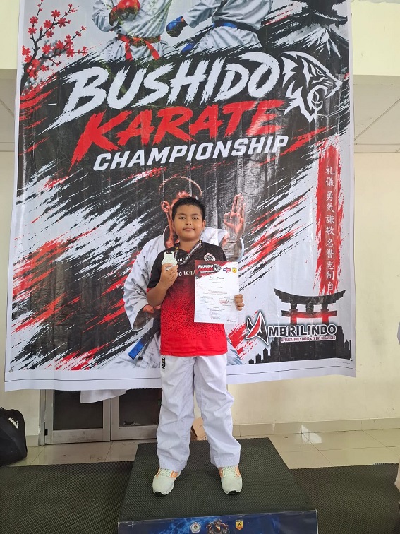 Seorang siswa SDN 007 Tenggarong menunjukan prestasi di Kejurprov Karate Bushido Championship.(Far/Lingkarkaltim)