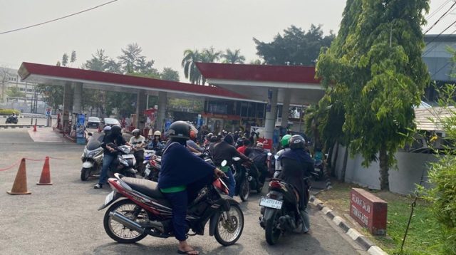 Pemandangan sesak langsung terlihat di SPBU Jalan Kesuma Bangsa, Samarinda sejak pukul 07.00 WITA. Barisan kendaraan untuk mendapatkan Pertalite tampak meliuk membelah jalan dalam dua jalur padat, Selasa (13/10/2026). (Devi/Lingkarkaltim)