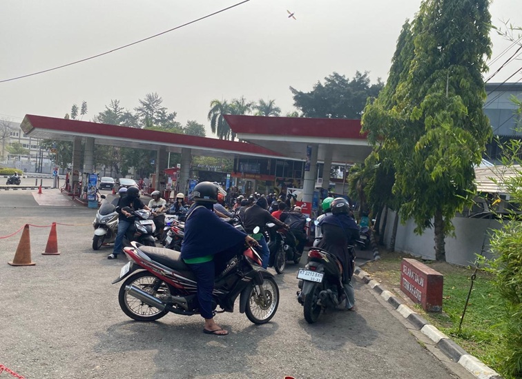 Pemandangan sesak langsung terlihat di SPBU Jalan Kesuma Bangsa, Samarinda sejak pukul 07.00 WITA. Barisan kendaraan untuk mendapatkan Pertalite tampak meliuk membelah jalan dalam dua jalur padat, Selasa (13/10/2026). (Devi/Lingkarkaltim)