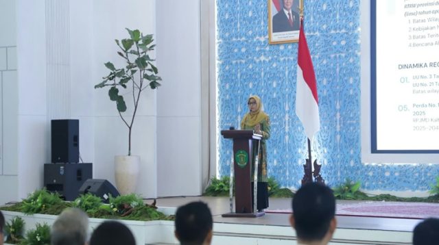 Sekretaris Daerah (Sekda) Kaltim, Sri Wahyuni dalam acara Konsultasi Publik ke-1 Revisi Rencana Tata Ruang Wilayah (RTRW) Provinsi Kalimantan Timur pada Kamis, 8/10/2026 di Pendopo Odah Etam. (Devi/Lingkarkaltim)