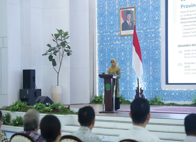 Sekretaris Daerah (Sekda) Kaltim, Sri Wahyuni dalam acara Konsultasi Publik ke-1 Revisi Rencana Tata Ruang Wilayah (RTRW) Provinsi Kalimantan Timur pada Kamis, 8/10/2026 di Pendopo Odah Etam. (Devi/Lingkarkaltim)