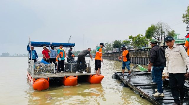 Kegiatan Bersih Sungai Segah dalam rangka memperingati Hari Sungai Nasional 2026.(Nadzriel/Lingkarkaltim)