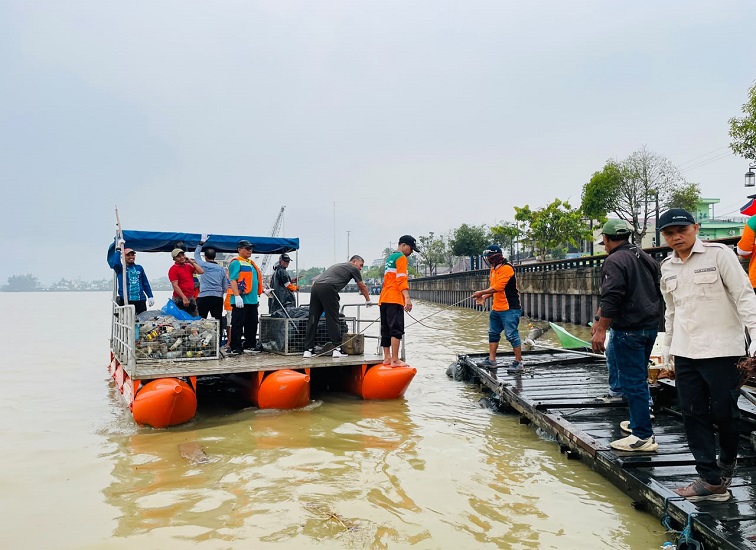 Kegiatan Bersih Sungai Segah dalam rangka memperingati Hari Sungai Nasional 2026.(Nadzriel/Lingkarkaltim)