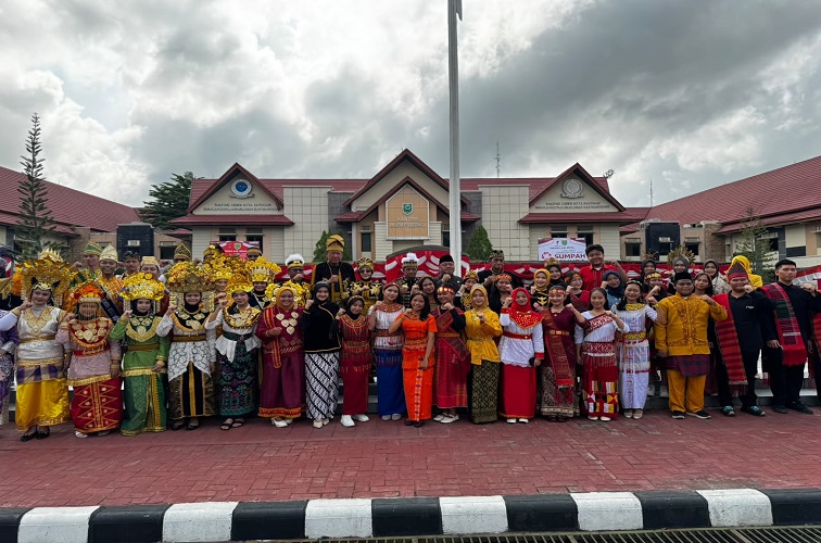 Foto bersama disela sela kegiatan Peringatan Sumpah Pemuda . (Nadzriel/Lingkarkaltim)