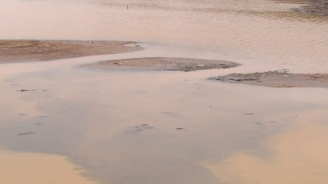 Air Surut di Sungai Merdeka, Kecamatan Samboja (Dok. Perumda Tirta Mahakam Kukar)