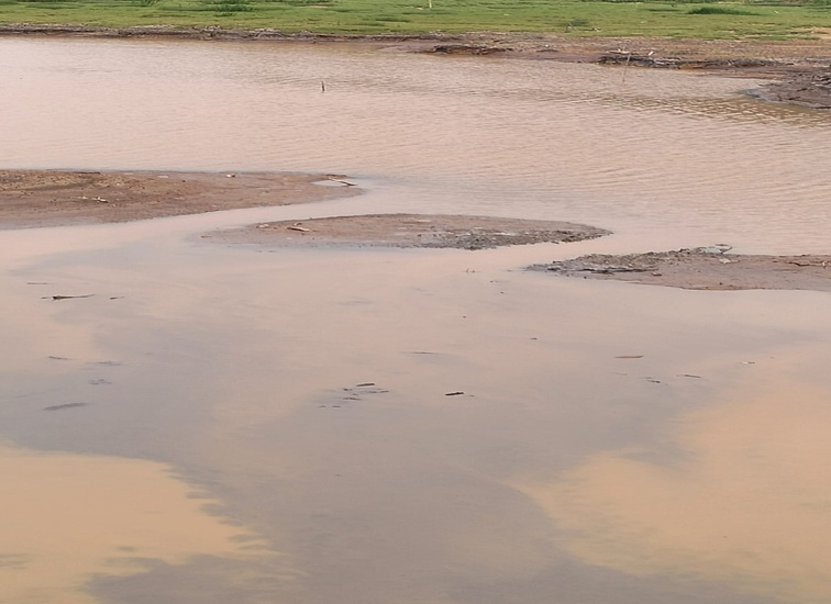 Air Surut di Sungai Merdeka, Kecamatan Samboja (Dok. Perumda Tirta Mahakam Kukar)