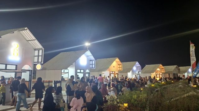 Suasana Masyarakat Berkunjung Ke Tenan Pelaku UMKM saat Event Launching Kawasan Arbizz Space dan Peluncuruan Aplikasi KukarGo 2026, Tenggarong. (Dilla/lingkarkaltim)