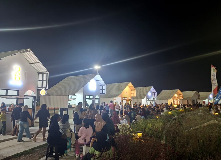 Suasana Masyarakat Berkunjung Ke Tenan Pelaku UMKM saat Event Launching Kawasan Arbizz Space dan Peluncuruan Aplikasi KukarGo 2026, Tenggarong. (Dilla/lingkarkaltim)