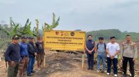 Polisi mengamankan terduga pelaku pembakaran lahan di HGU Sungai Payang.(Istimewa)