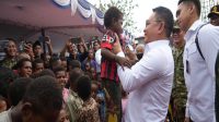 Menteri Koordinator Bidang Politik dan Keamanan Republik Indonesia (Menko Polkam RI), Jenderal TNI (Purn.) Prof. Dudung Abdurachman saat kunjungan kerja di Timika, Papua Tengah, Selasa (27/10/2026).  (dok. Kemenko Polkam RI)