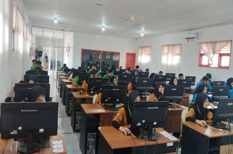 Pelaksanaan TKA di SMKN 2 Tenggarong. (Far/Lingkarkaltim.com)