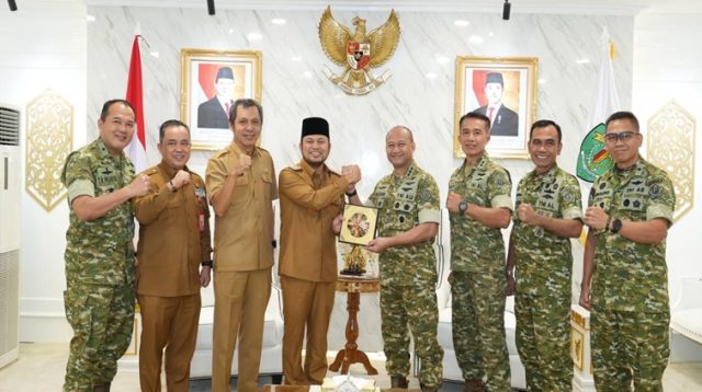 Gubernur Kaltim, Rudy Mas’ud, saat menerima kunjungan audiensi Panglima Kogabwilhan II, Marsdya TNI Muzafar, beserta jajaran di Kantor Gubernur Kaltim, Selasa (13/10/2026). (Dok.  Adpim Pemprov Kaltim)