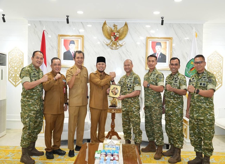 Gubernur Kaltim, Rudy Mas’ud, saat menerima kunjungan audiensi Panglima Kogabwilhan II, Marsdya TNI Muzafar, beserta jajaran di Kantor Gubernur Kaltim, Selasa (13/10/2026). (Dok.  Adpim Pemprov Kaltim)