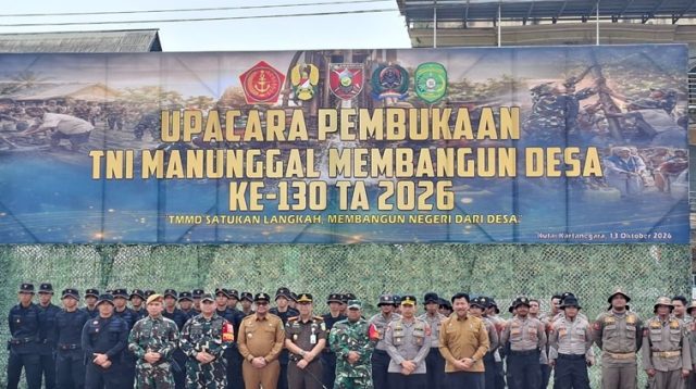 Upacara Pembukaan TMMD ke-130, Lapangan Bola Loa Kulu Kota, Kec. Loa Loa Kulu,Selasa (13/10/26). (Dilla/lingkarkaltim)