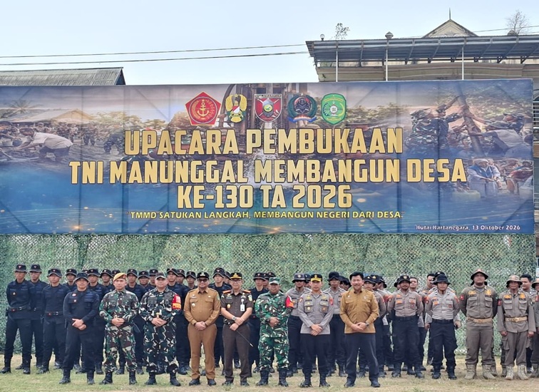 Upacara Pembukaan TMMD ke-130, Lapangan Bola Loa Kulu Kota, Kec. Loa Loa Kulu,Selasa (13/10/26). (Dilla/lingkarkaltim)
