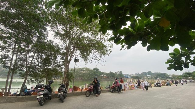 Sabtu (24/10/2026), 16.00 WITA, Polder Air Hitam sudah dipadati warga dan lapak UMKM yang memutar mengelilingi kawasan.