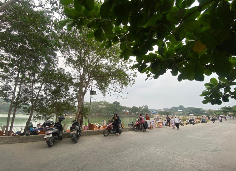 Sabtu (24/10/2026), 16.00 WITA, Polder Air Hitam sudah dipadati warga dan lapak UMKM yang memutar mengelilingi kawasan.