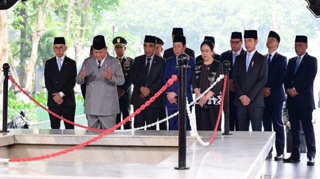 Presiden Prabowo bersama sejumlah menteri dan tamu undangan meninjau sumur Lubang Buaya usai upacara peringatan Hari Kesaktian Pancasila di Jakarta, pada Kamis (01/10/2026). (Dok. BPMI Setpres)