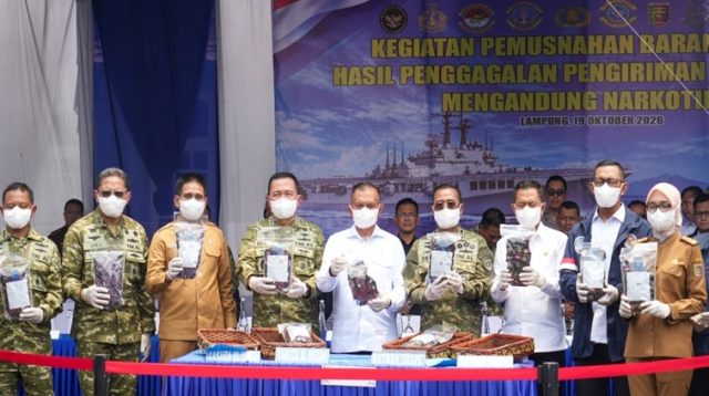 Wakil Menteri Koordinator Bidang Politik dan Keamanan (Wamenko Polkam) Letjen TNI (Purn.) Lodewijk F. Paulus saat hadir dalam pemusnahan barang bukti berupa 4.364 kartrid liquid vape yang mengandung narkotika di Markas Komando Pangkalan TNI Angkatan Laut (Mako Lanal), Lampung, Senin (19/10/2026). (Dok Humas Kemenko Polhukam RI)