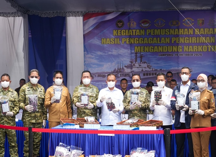 Wakil Menteri Koordinator Bidang Politik dan Keamanan (Wamenko Polkam) Letjen TNI (Purn.) Lodewijk F. Paulus saat hadir dalam pemusnahan barang bukti berupa 4.364 kartrid liquid vape yang mengandung narkotika di Markas Komando Pangkalan TNI Angkatan Laut (Mako Lanal), Lampung, Senin (19/10/2026). (Dok Humas Kemenko Polhukam RI)