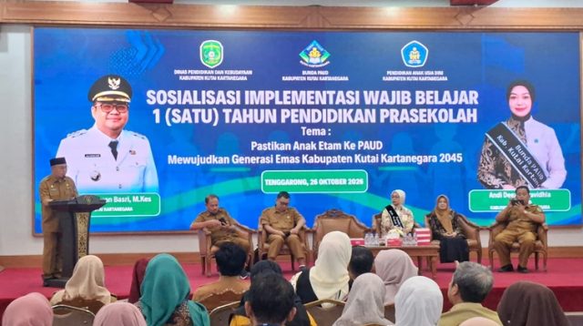 Kepala Disdikbud Kukar, Heriansyah, bersama Bunda PAUD Kukar, Andi Deezca Pravidhia, saat kegiatan sosialisasi Wajib Belajar Satu Tahun Prasekolah, Senin (26/10/26). (Dilla/Lingkarkaltim)