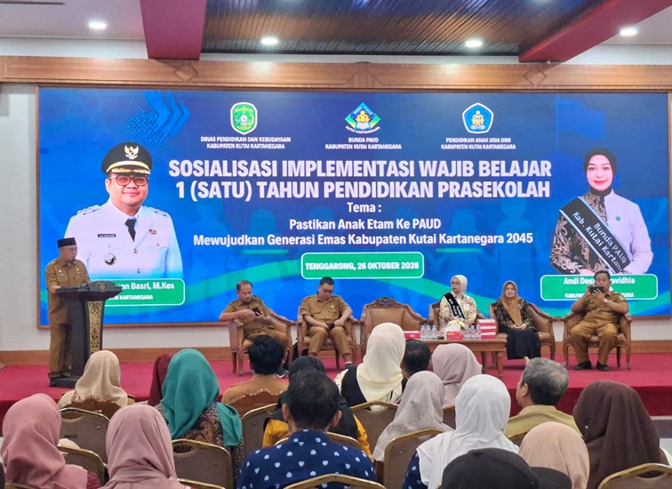 Kepala Disdikbud Kukar, Heriansyah, bersama Bunda PAUD Kukar, Andi Deezca Pravidhia, saat kegiatan sosialisasi Wajib Belajar Satu Tahun Prasekolah, Senin (26/10/26). (Dilla/Lingkarkaltim)