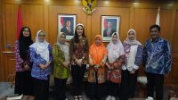 Wamen Isyana dalam pertemuan dengan Ketua Tim Penggerak Pemberdayaan dan Kesejahteraan Keluarga (TP PKK) Kabupaten Karimun, Siti Rojiah, S.Pd., di kantor Kemendukbangga/BKKBN pada Selasa (20/10/2026). (dok. Kemendukbangga RI)