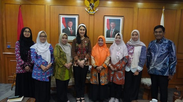 Wamen Isyana dalam pertemuan dengan Ketua Tim Penggerak Pemberdayaan dan Kesejahteraan Keluarga (TP PKK) Kabupaten Karimun, Siti Rojiah, S.Pd., di kantor Kemendukbangga/BKKBN pada Selasa (20/10/2026). (dok. Kemendukbangga RI)