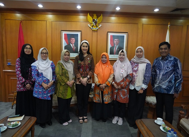 Wamen Isyana dalam pertemuan dengan Ketua Tim Penggerak Pemberdayaan dan Kesejahteraan Keluarga (TP PKK) Kabupaten Karimun, Siti Rojiah, S.Pd., di kantor Kemendukbangga/BKKBN pada Selasa (20/10/2026). (dok. Kemendukbangga RI)