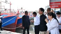 Wakil Presiden (Wapres) Gibran Rakabuming meninjau langsung alur Sungai Kaliyasa dan kawasan dermaga Pelabuhan Perikanan Samudera (PPS) Cilacap, Jawa Tengah, Senin (26/10/2026). (dok. BPMI Setwapres)