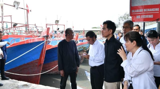 Wakil Presiden (Wapres) Gibran Rakabuming meninjau langsung alur Sungai Kaliyasa dan kawasan dermaga Pelabuhan Perikanan Samudera (PPS) Cilacap, Jawa Tengah, Senin (26/10/2026). (dok. BPMI Setwapres)