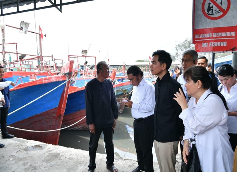 Wakil Presiden (Wapres) Gibran Rakabuming meninjau langsung alur Sungai Kaliyasa dan kawasan dermaga Pelabuhan Perikanan Samudera (PPS) Cilacap, Jawa Tengah, Senin (26/10/2026). (dok. BPMI Setwapres)