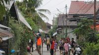 Relawan Balakarcana Tenggarong semprot rumah warga, Sabtu (17/10/2026) (Rizki/Lingkarkaltim)
