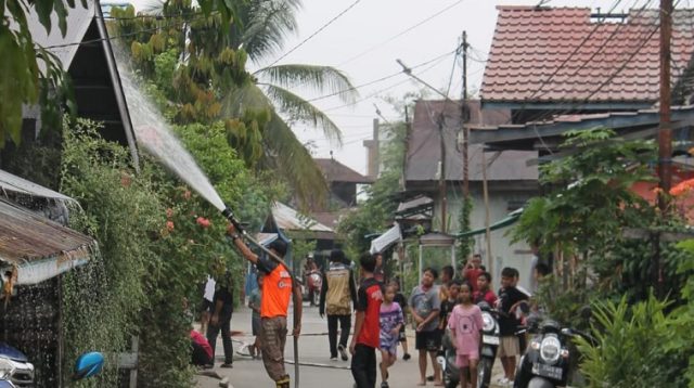 Relawan Balakarcana Tenggarong semprot rumah warga, Sabtu (17/10/2026) (Rizki/Lingkarkaltim)